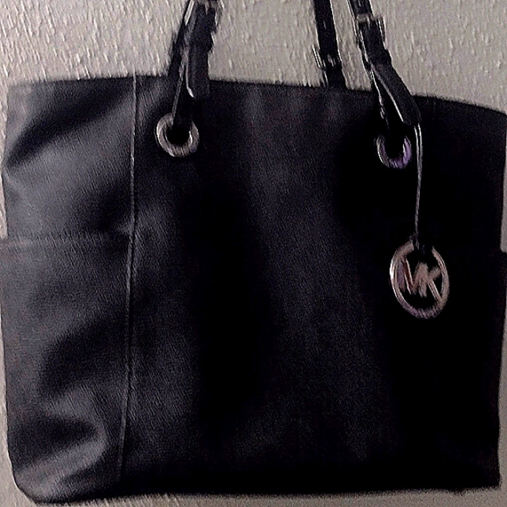 Michael Kors handbag black side pockets. Make an offer 💞 - Picture 1 of 6